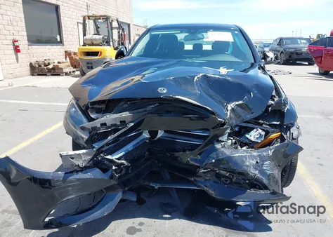 2018 Mercedes-Benz C 300 z USA, uszkodzony, nr VIN 55SWF4JB4JU243764